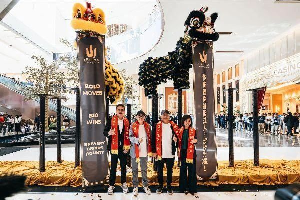 传奇扑克首席执行官Andy Wong（左）与传奇扑克首席运营官Cathy Zhao（右），以及联合创始人Richard Yong（左二）、Paul Phua（左三）