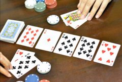 德州新手常见问题解答：游戏规则、基础策略与常见误区