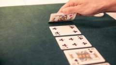 德州对局分析：河牌同花面拿着顺子被全压，跟还是弃？