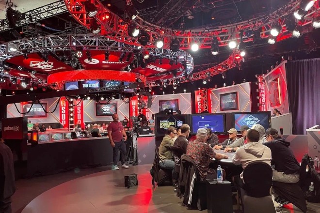 德州锦标赛Day 1尾声,应“拖延”还是“冒险一搏”?