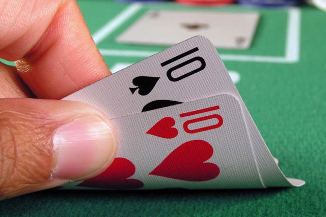 德州对局分析:面对三位松凶对手,你会在翻前全下对10吗?