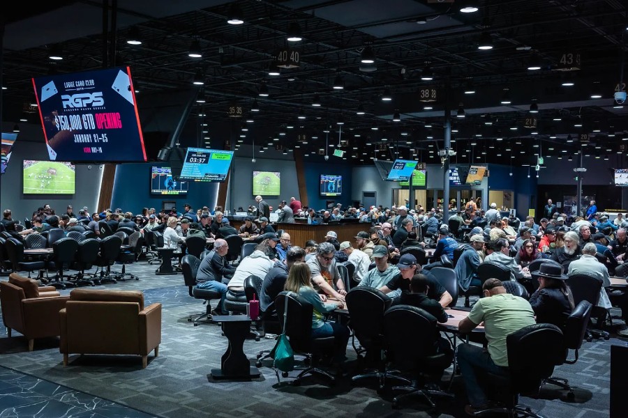 豪气拉满！Doug Polk在自家扑克室向在座玩家送出100美元