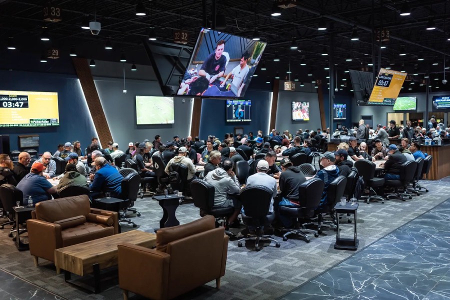 豪气拉满！Doug Polk在自家扑克室向在座玩家送出100美元