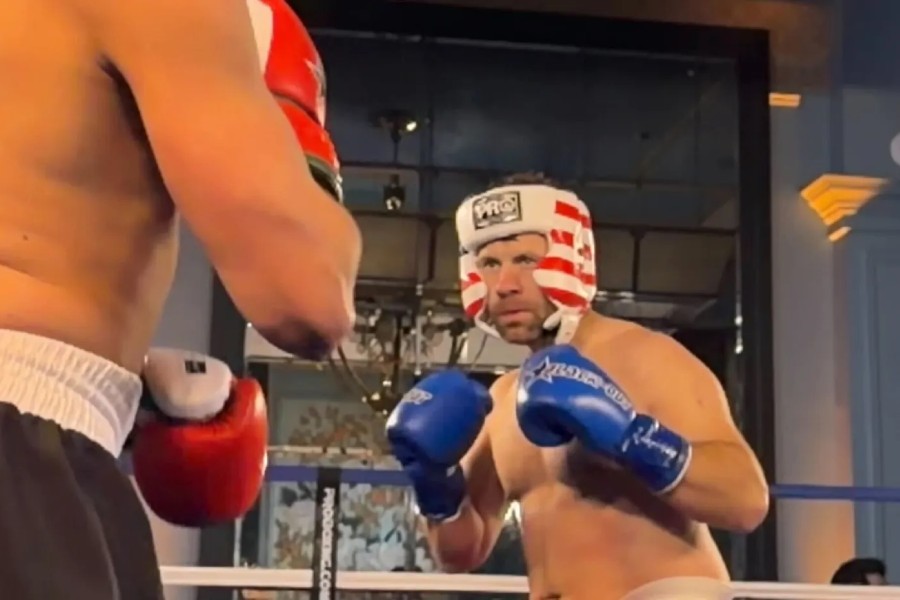 野人“Jungleman”拳击首秀遭偷袭，比赛被叫停