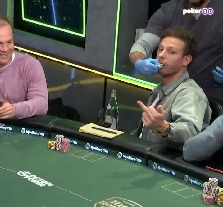 牌桌牙医与赤膊按摩：扑克直播在专业与娱乐间该如何抉择？