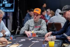 J高竟能赢下三人6bet底池！这牌离谱到难以置信