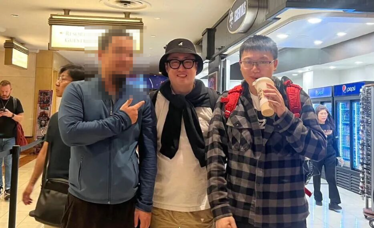 Mars曾在社交媒体上发布自己(中)和Wesley(右)的合影