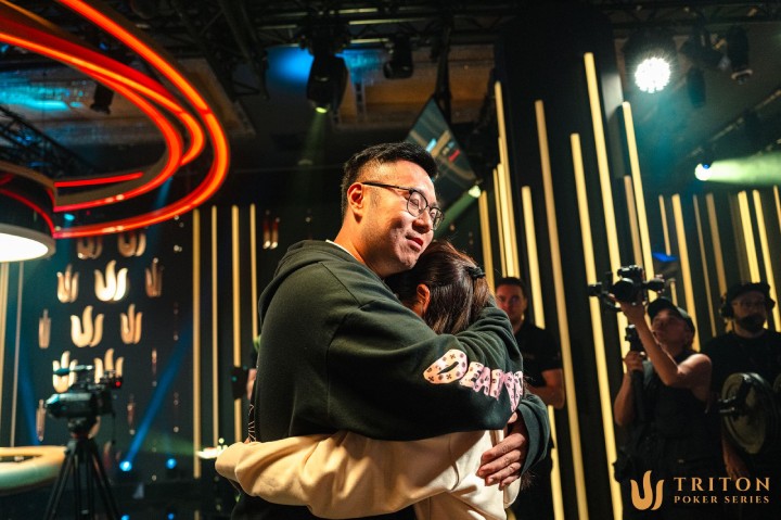 Danny Tang夺冠后拥抱自己最坚定的支持者——女友Cadee