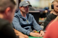 WSOP主赛再现超级冤家牌，AA大战两家KK，一人神弃牌