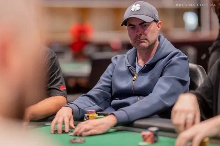 WSOP主赛再现超级冤家牌,AA大战两家KK,一人神弃牌