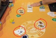 德州锦标赛上演AA vs KK vs QQ惊天冤家牌，AA能否顶住？