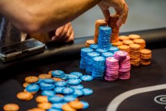 德州桌上有人疯狂送筹码？5个技巧帮你赢更多