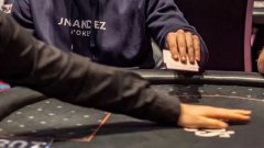 德州对局分析：翻牌圈被加注，你会弃掉顶对顶踢吗？