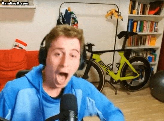 “手滑”误弃同花顺！扑克大使直播“翻车”，瞬间崩溃