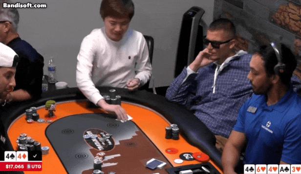 翻牌中四条却被吓到弃牌？这操作把人看傻了