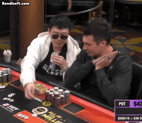 Polk弃牌后,Wesley还非要再把自己的牌给Polk看一遍